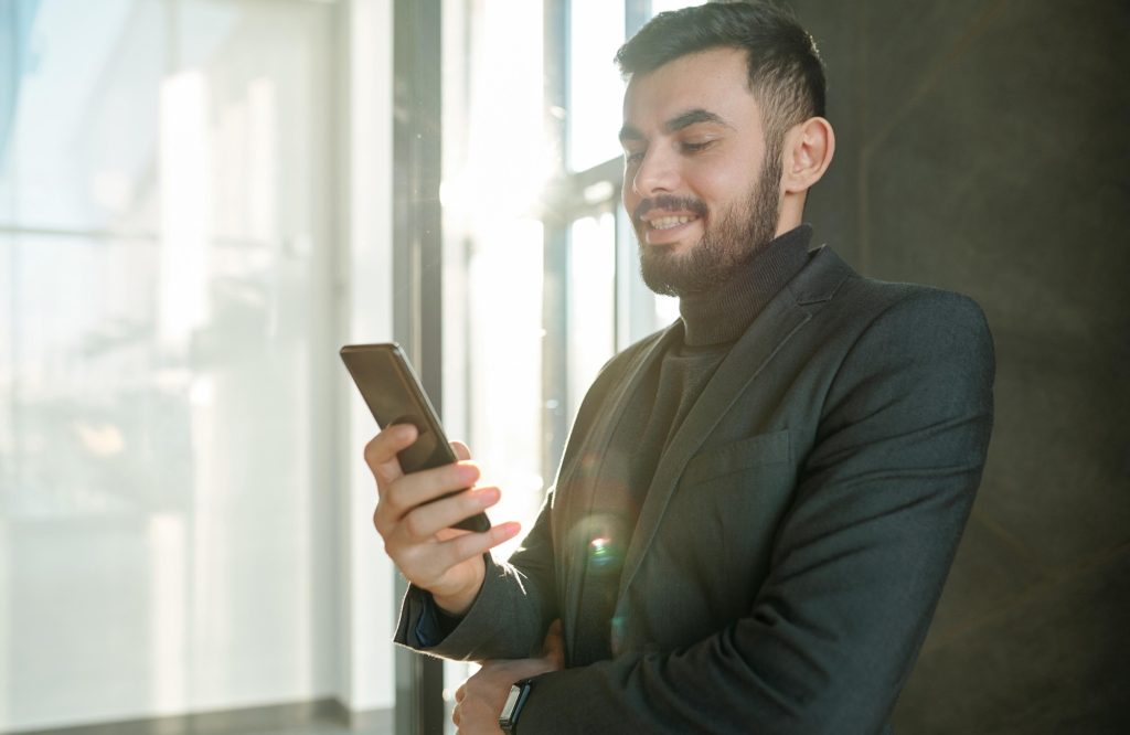 Profesional consultando SeibiX en el móvil