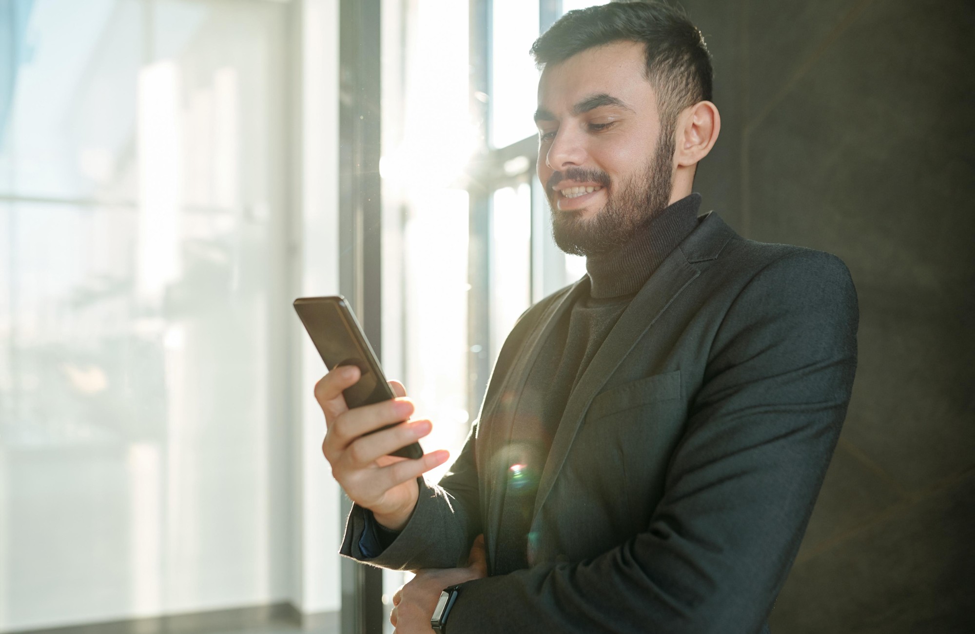 Profesional consultando SeibiX en el móvil