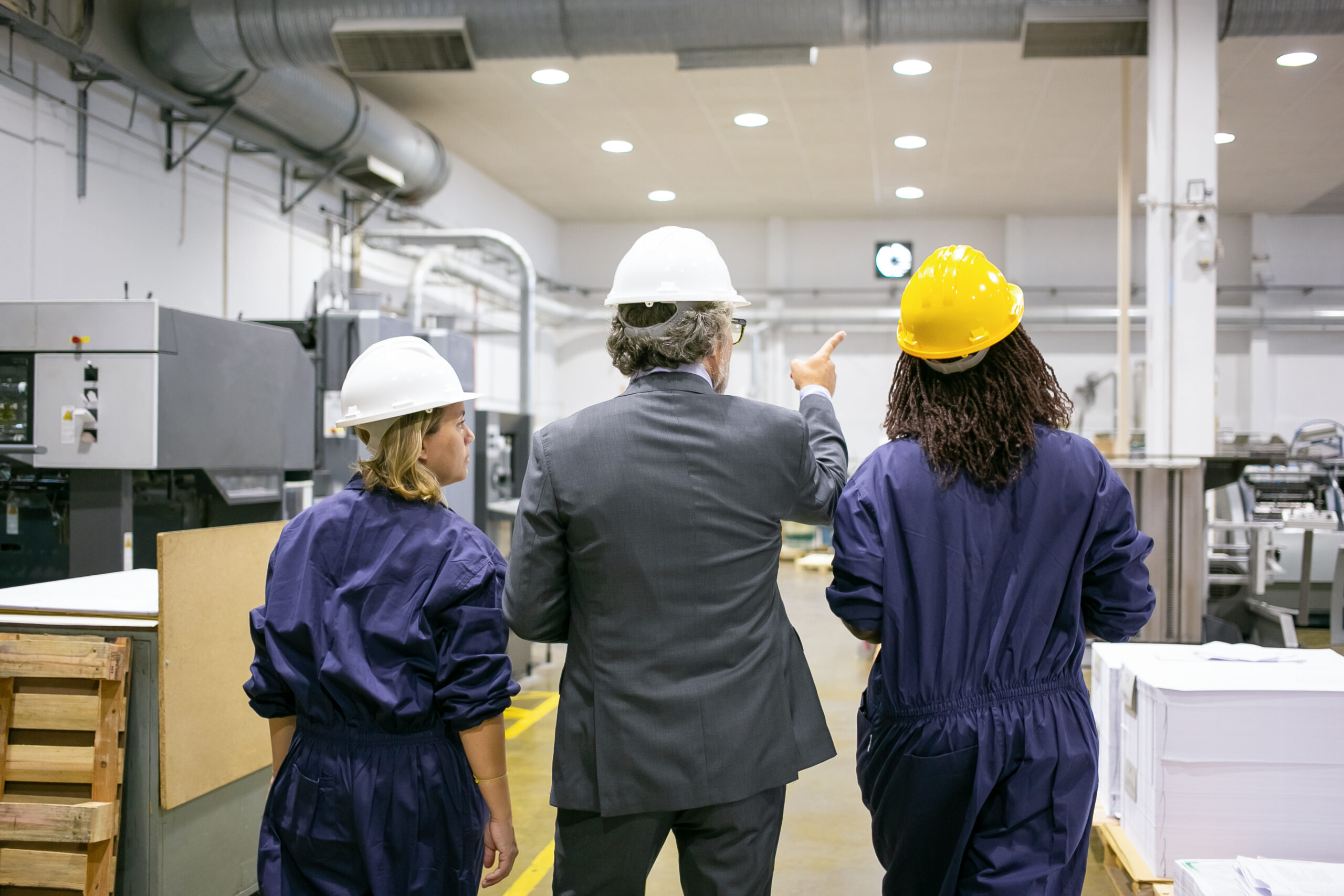 Técnicos con casco revisando una instalación en obra