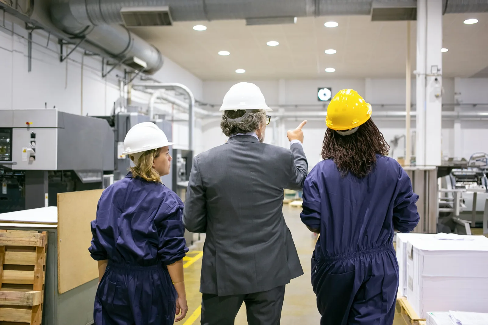 Técnicos con casco revisando una instalación en obra