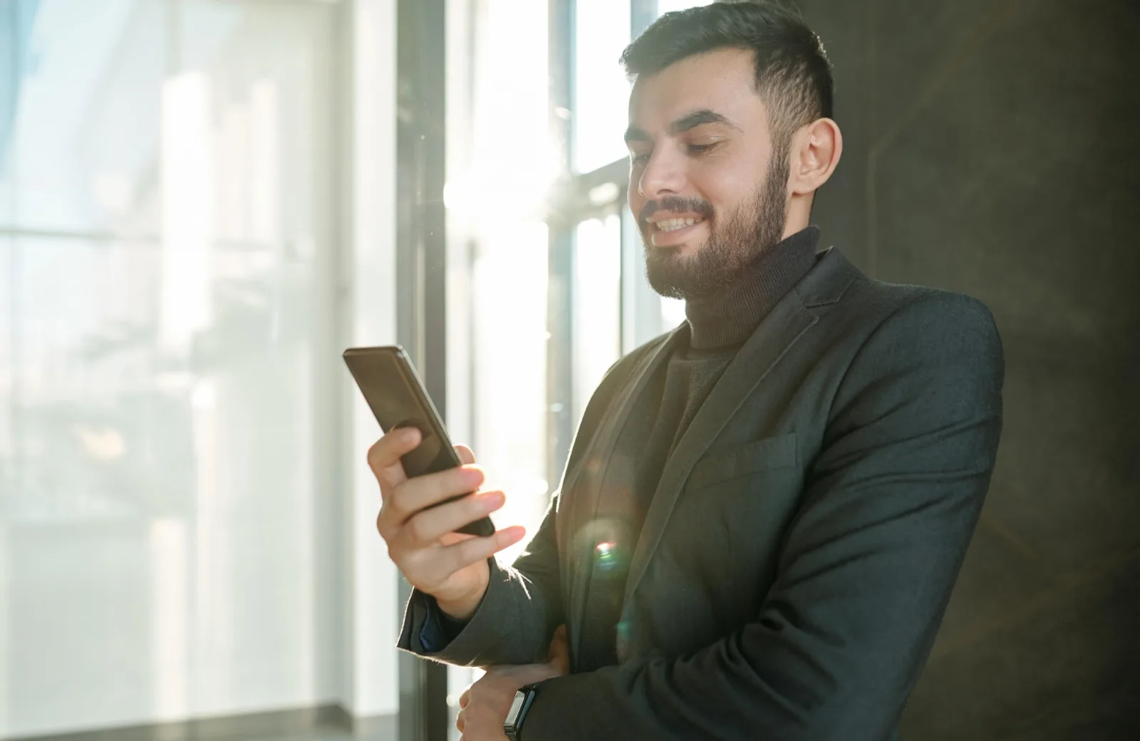 Profesional consultando SeibiX en el móvil