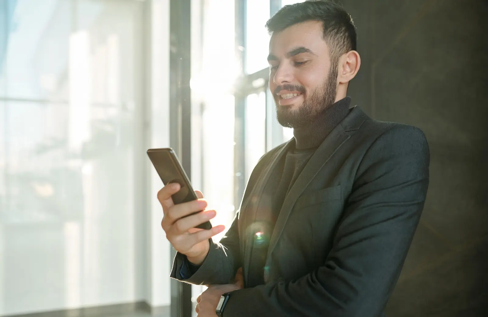 Responsable de centro consultando el software GMAO SeibiX en el móvil