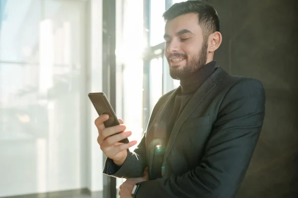 Profesional consultando SeibiX en el móvil