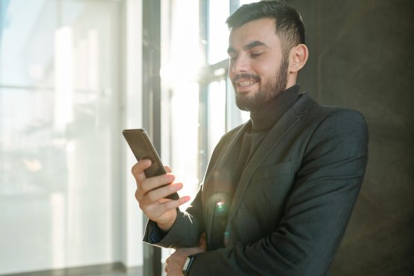 Profesional consultando SeibiX en el móvil
